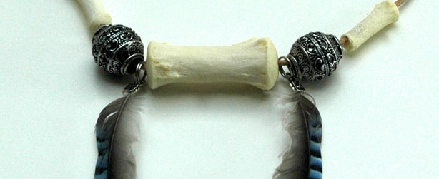 Schmuck - Knochenkette mit Federn